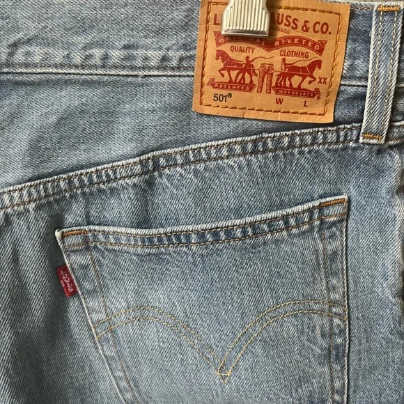 Levi's 501 High Rise Button Fly Denim
Distressed Raw Hem Shorts Sz 30 - Picture 4 of 11